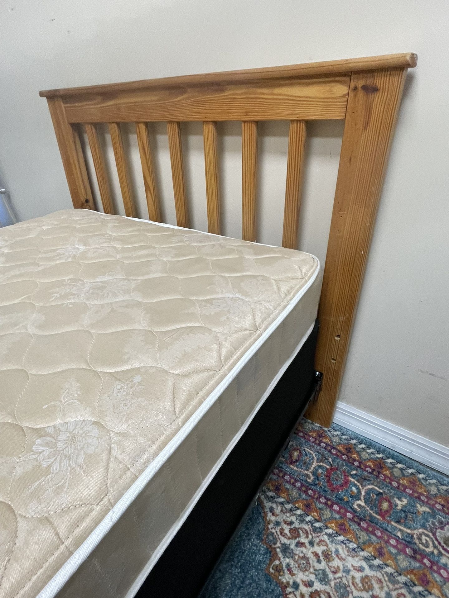 Twin Bed, Reversible Sealy Mattress, boxspring & Rails 🚚 Extra