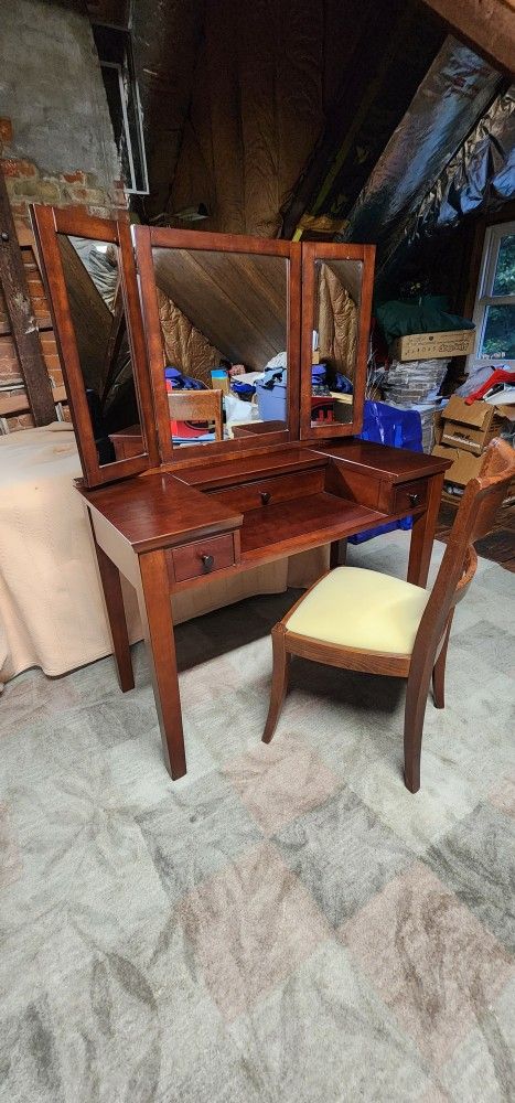 Vanity With Mirror Make Up