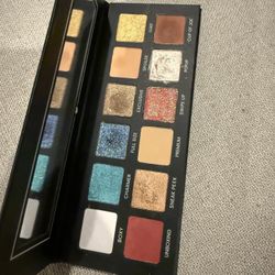 Hello Charmer eyeshadow palette