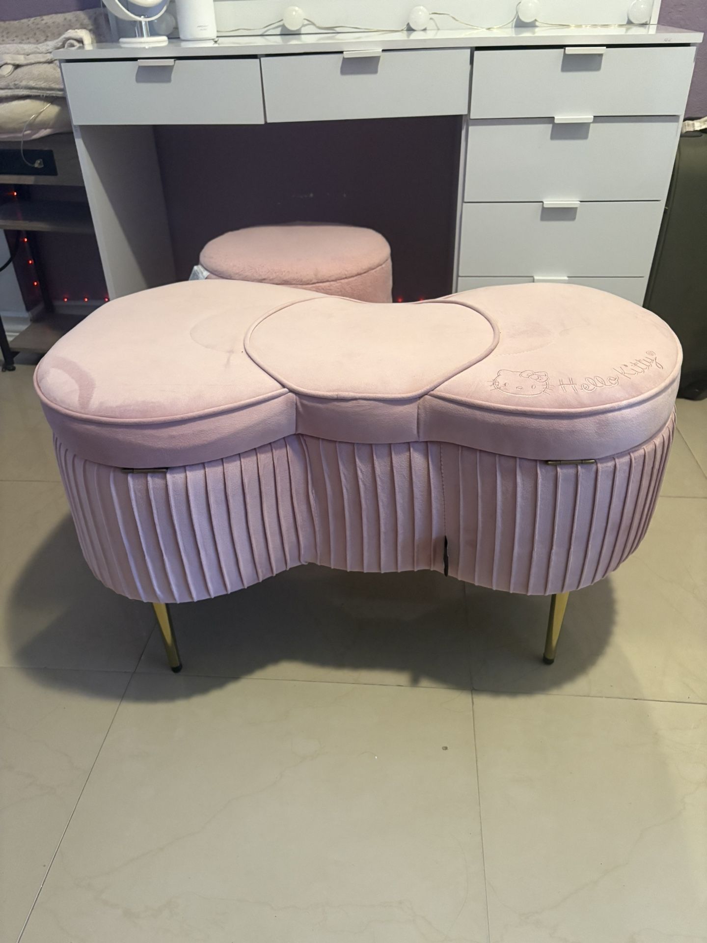 Hello Kitty Bow Chair