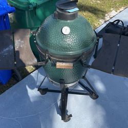 Big Green Egg, 15’ Medium Size Charcoal grill