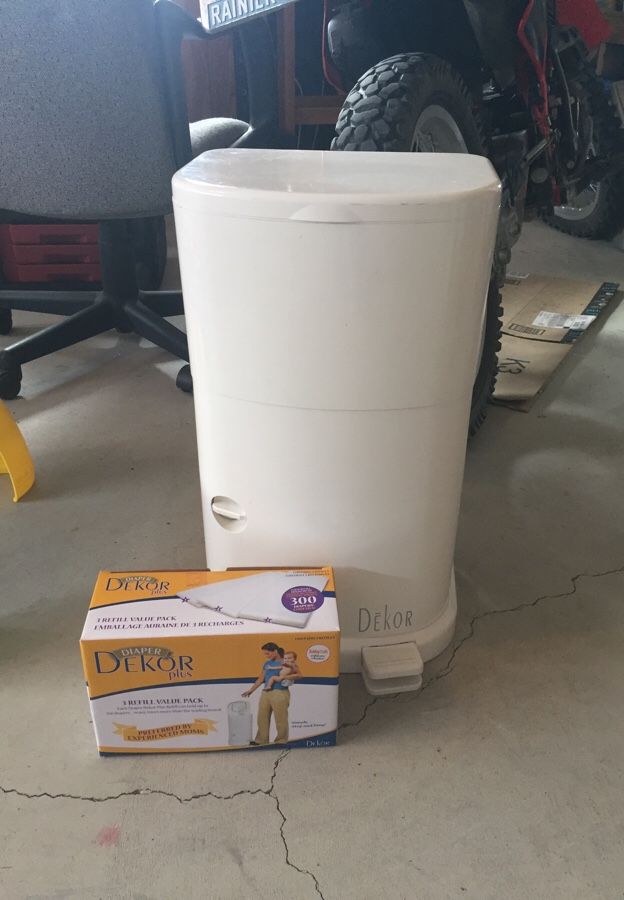 Dekor diaper pail with extra bags