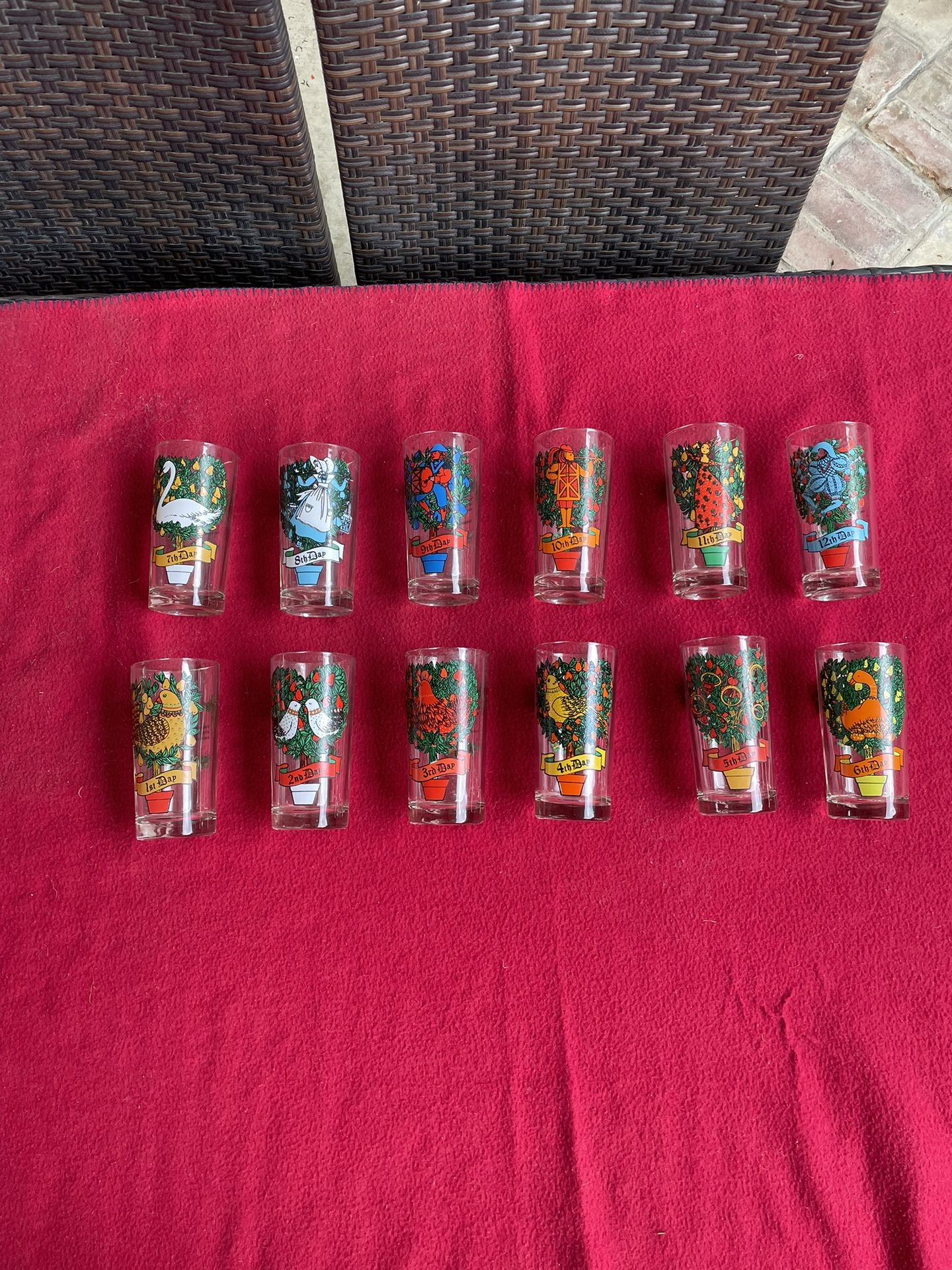 Anchor Hocking 12 Days Of Christmas Glasses  🎄+ Two Extra Glasses+🎄 