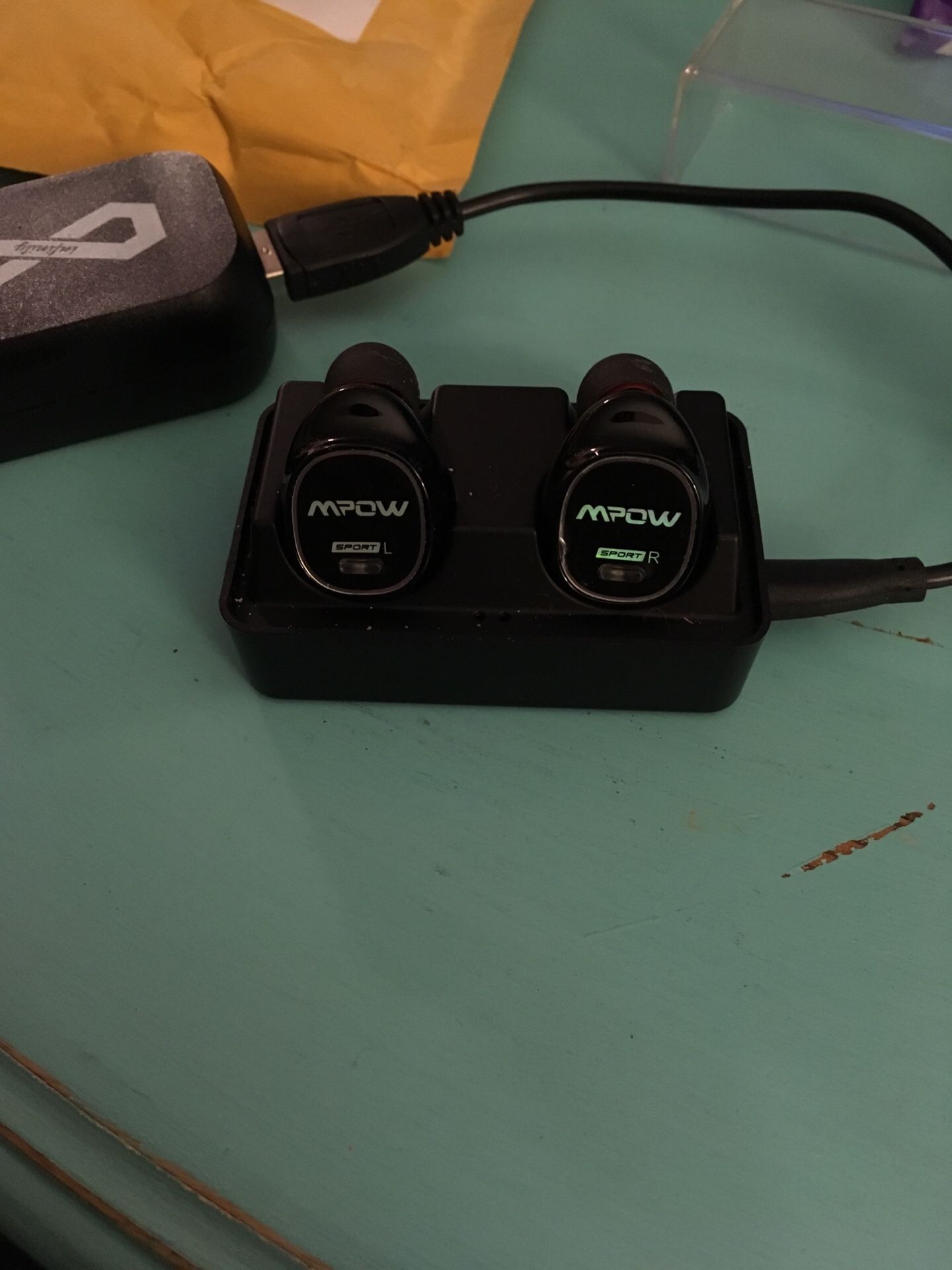 Bluetooth ear buds. Very good condition just don’t use .