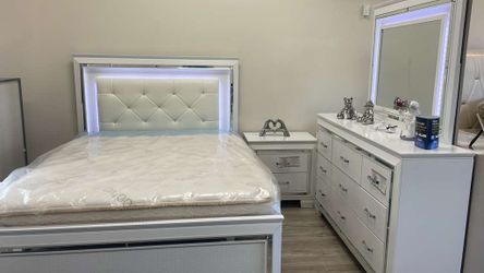 Beautiful Queen bedroom Set White And Silver