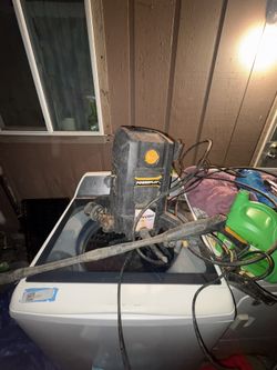 Spyder 1800 psi pressure washer with attachment and all cords Powers on Perfectly Has A lot of power