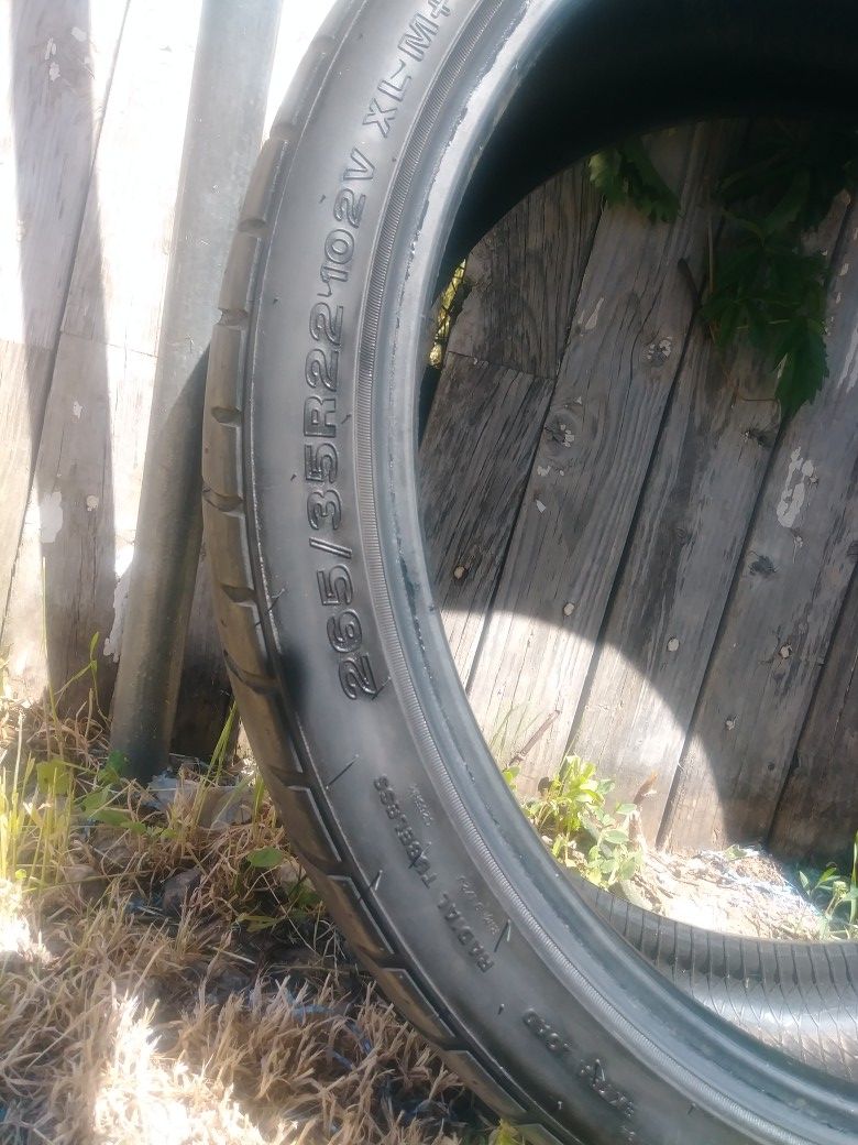 (1) 22" Tire 265/35/22