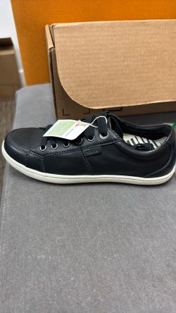 Women’s Taos Onward Sneakers - size us 7
