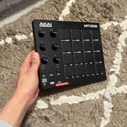 Akai Mpd218 (midi pad)