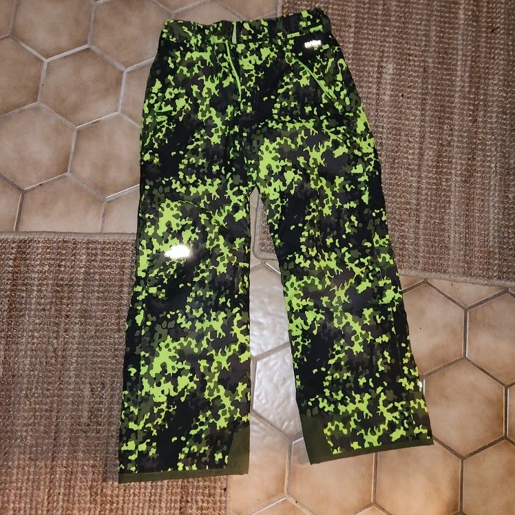 The North Face green camouflage pattern boys ski pants.
EZ GROW ADJUSTABLE WAIST snow pants size 14/16