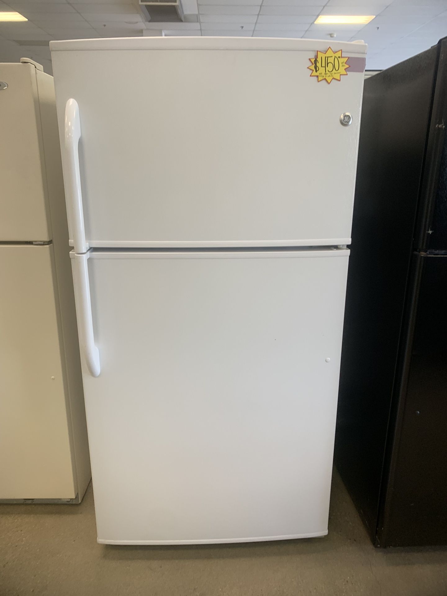 GE 33” Top Freezer Fridge Working Perfectly 4 Months Warranty 