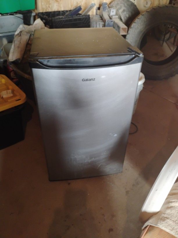 Galanz Mini Fridge