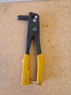 Rivet gun