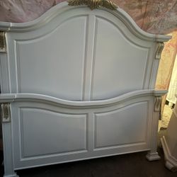 Glam Style Wooden Queen Size Bedroom Set Colors White And Gold Set Has Been Refurbished Looks Like New!🌺