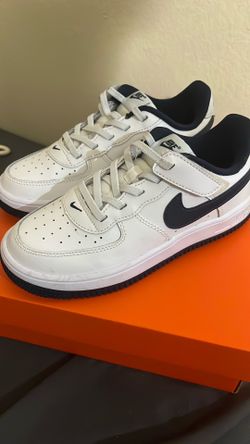 Nike Kids Sneakers Size 2Y White/Navy – Good Condition