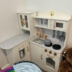 Corner Size Play Kitchen Comes With All Pieces 