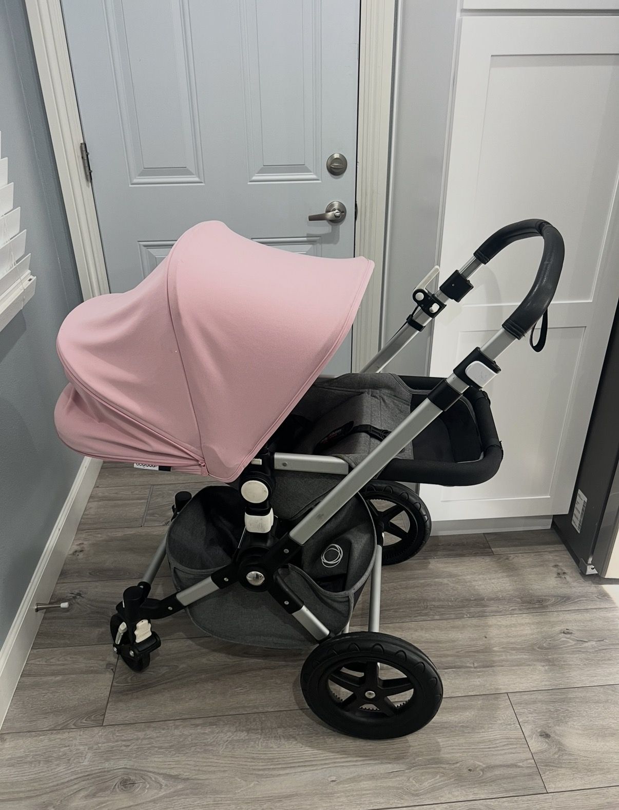 priam 3 cybex Stroller Matte Black / Indigo Blue Holiday2020 Size:4/0 - 34 Qty Stealth Sling on a train or