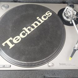 Dj System With Technic 1200s And Amps 