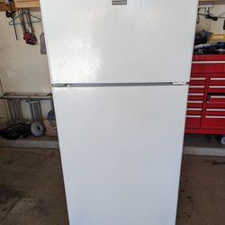 15.6 Cu Ft Hotpoint Refrigerator 