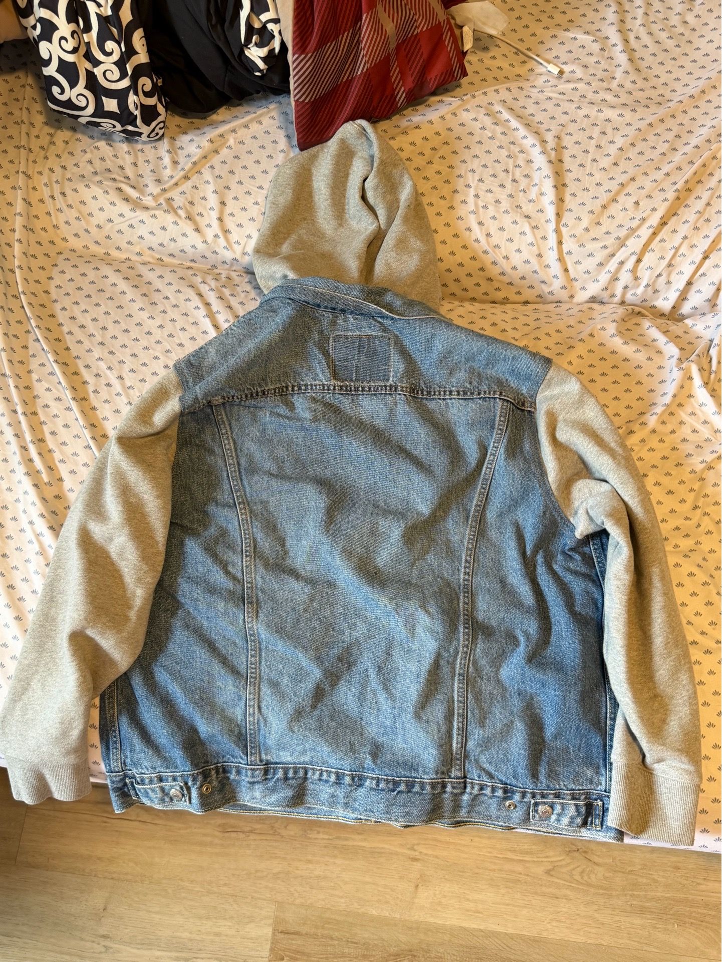 Hybrid Trucker Jacket - Medium Wash | Levi Levi’s Denim Jacket w/ Grey Hoodie – Womens XL (Unique Hybrid Style)
