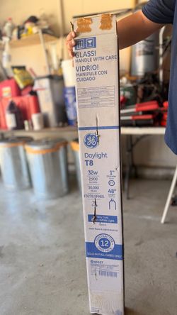 NEW GE Daylight T8 48" Fluorescent Bulbs - 12 Pack
