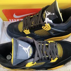 Air Jordan 4 Thunder