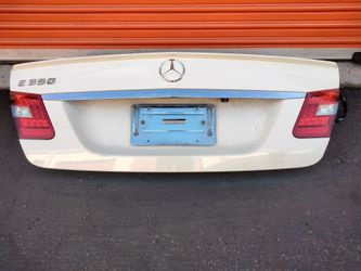 2010-2012 Mercedes E350 (E Class Sedan) complete trunk deck with spoiler and lights and camera accessories OEM.