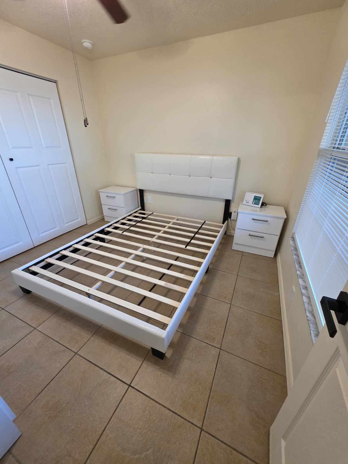 ✨QUEEN BED WITH NIGHTSTANDS - CAMA QUEEN CON MESAS DE NOCHE