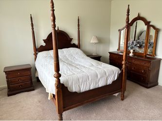 Fine Vintage Broyhill Sutter Street Collection Furniture Bedroom Set, 6 pieces, excellent condition, solid wood and walnut veneers.  4 poster queen be
