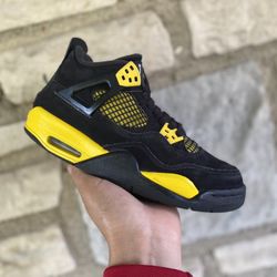 Air Jordan 4 Yellow thunder ( pick up only ) size 6y $55 FIRM