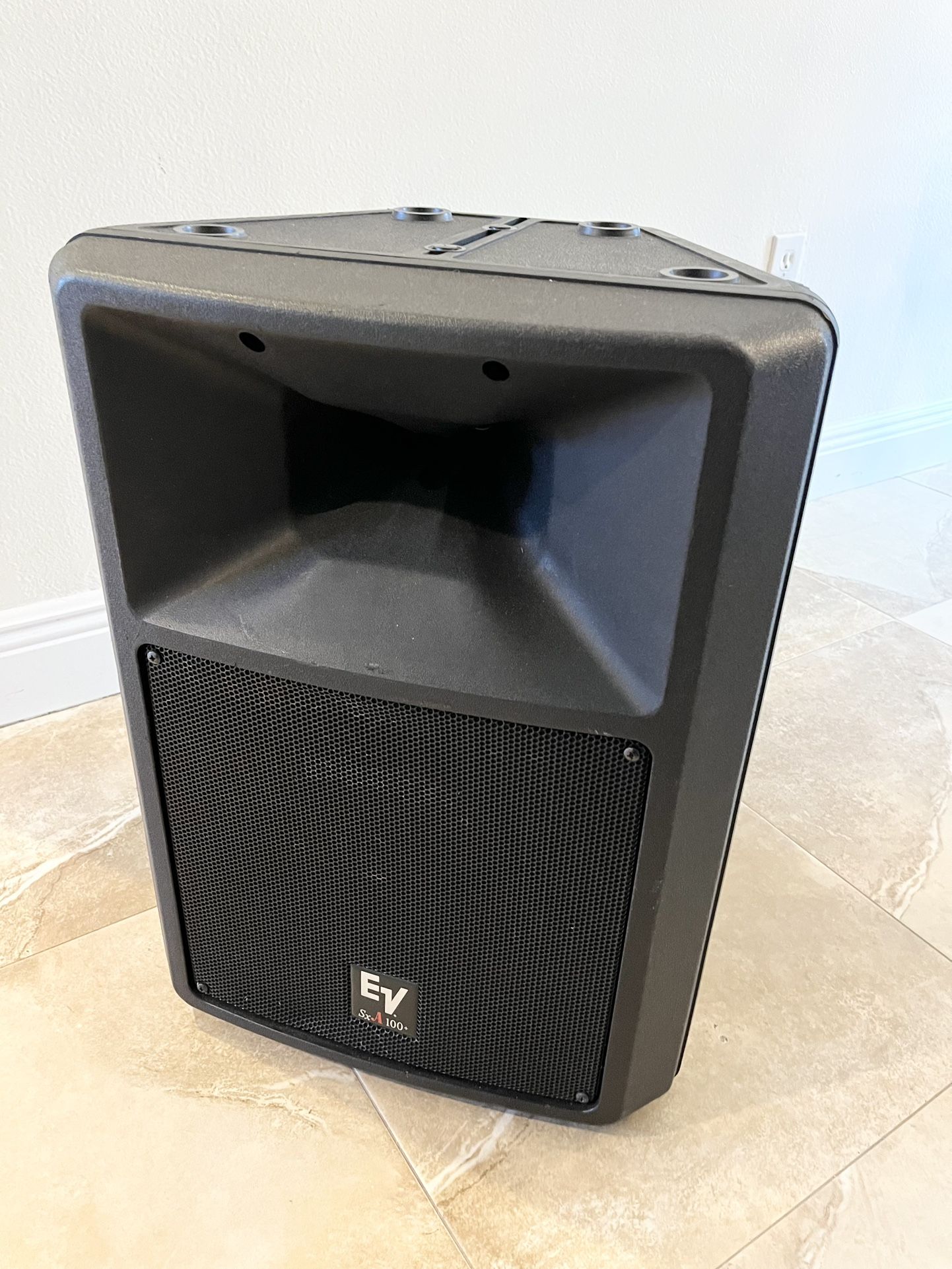 (1) Electro Voice Active/Powered 200w