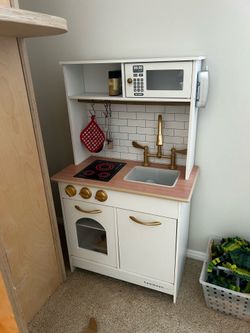 Toddler Kitchen w/accessories