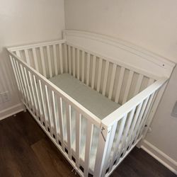 Graco Benton 5-in-1 Convertible Crib (White) – GREENGUARD Gold Certified, Converts from Baby Crib to Toddler Bed, Daybed and Full-Size Bed, Fits Stand