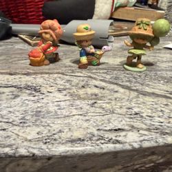 The image displays a set of vintage 1980s Kenner Strawberry Shortcake PVC mini figures. 
