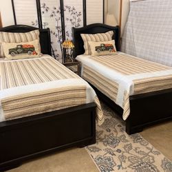 Twin size beds. Two identical very sturdy, solid wood construction very good mattresses hablo español y entrego