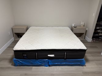 Sealy Posturepedic Pillow Top King Mattress and Box Spring