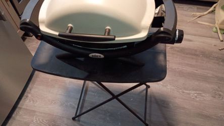 Weber Q1000 portable grill + Free Gas, grill brush, table,