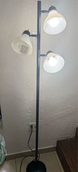 Lámpara de 3 cabezas ajustables y giratorias. Para oficinas o salas.