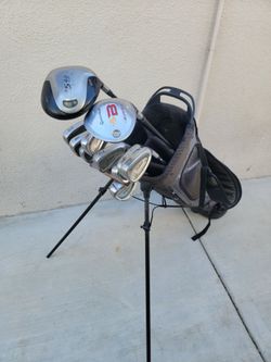 Titleist & TaylorMade Golf Club Set Right Handed. Golf Bag included