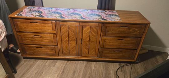 SEND AN OFFER.  DRESSOR W/MIRROR