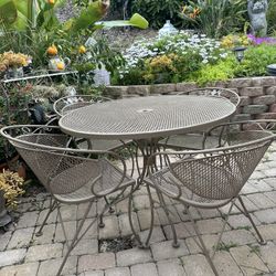 Vintage Wrought Iron Patio/outdoor Furniture Table Set! Delivery Available For Extra Fee. 