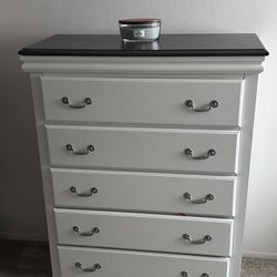 White 5-Drawer Dresser – Great Condition!