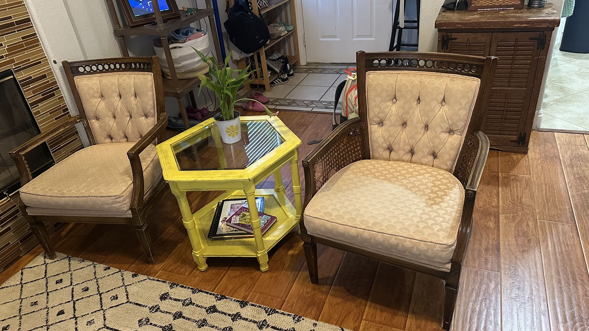 1 pair of armchairs (accent). Classic antique look.