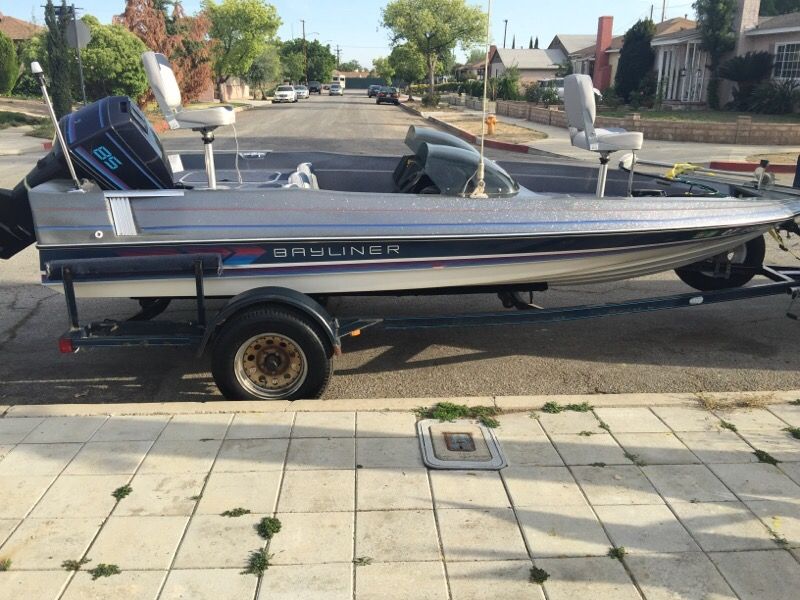 Bayliner Trophy Bass Boat