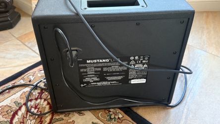 Fender mustang LT 75