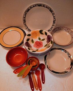 Plates, Bowls & Measuring Set