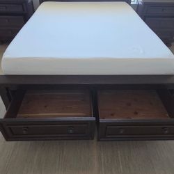 Kynsleigh Low Profile Storage Platform Bed

Queen + Nightstands 