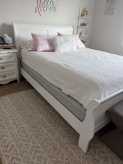 Sleigh bed