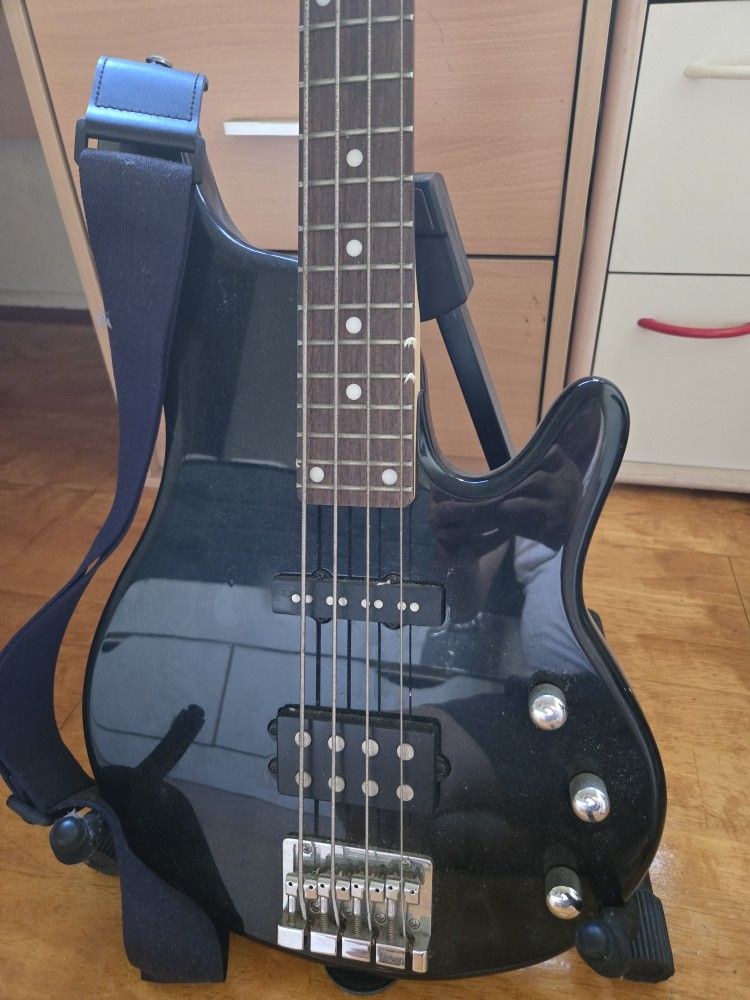 🎸 Ibanez RD300 RoadGear Bass Guitar – Great Condition
