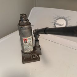 4 Ton Bottle Jack Works Great 